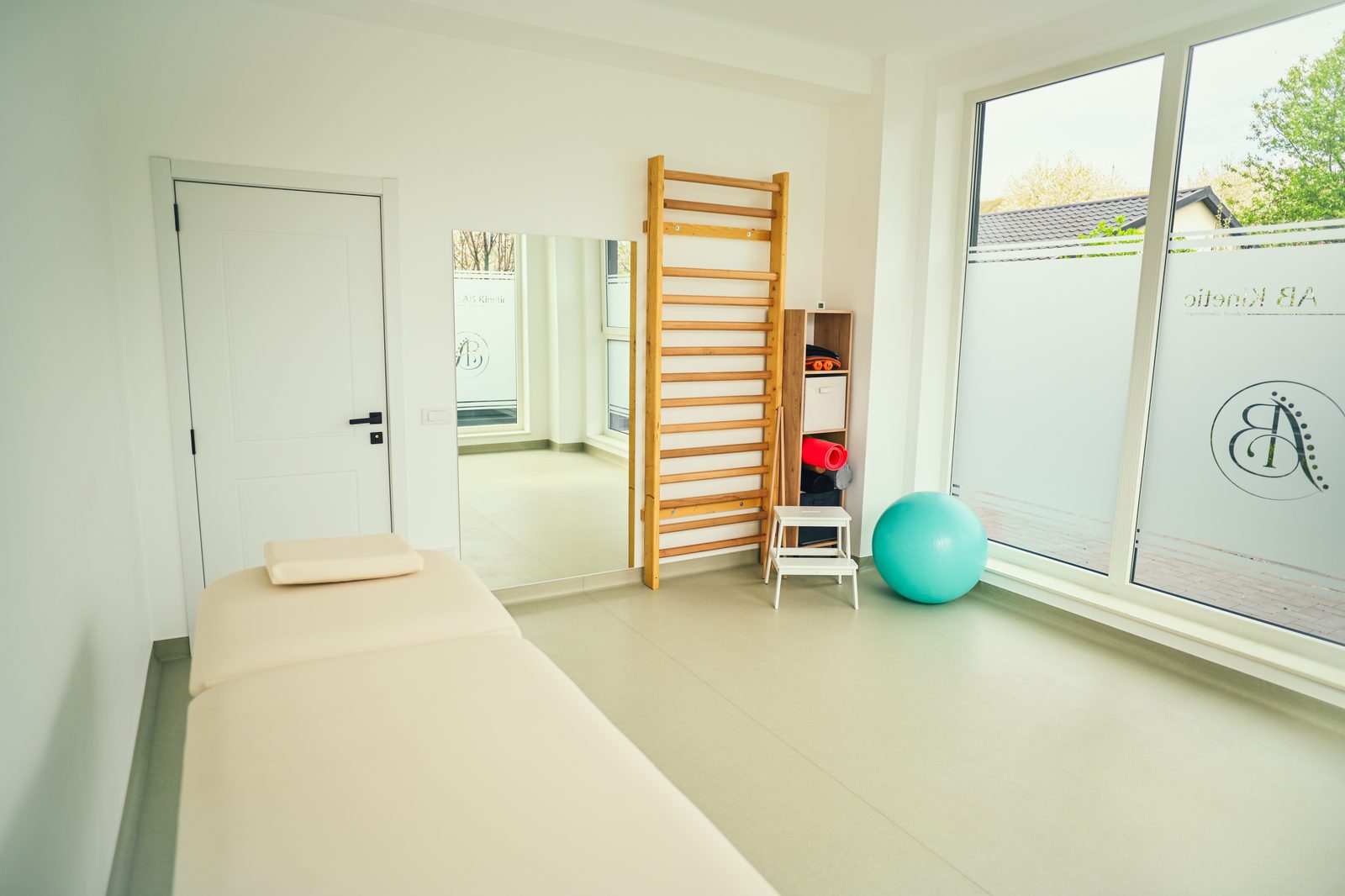 Zona de recuperare cu spalier și minge fitness